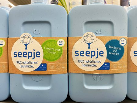Foto de Viersen, Alemania - 9 de septiembre de 2023: Botellas de detergente para lavavajillas Seepje con ingredientes sapindus mukorossi naturales veganos - Imagen libre de derechos
