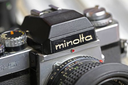 Téléchargez les photos : Viersen, Allemagne - 9 juin. 2023 : Closeup Minolta XE-5 mono lentille film analogique réflexe roue de réglage de la caméra et anneau objectif - en image libre de droit