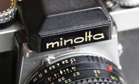 Téléchargez les photos : Viersen, Allemagne - 9 juin. 2023 : Gros plan de Minolta XE-5 appareil photo réflexe à film analogique à lentille simple des années soixante-dix - en image libre de droit