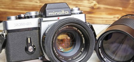 Téléchargez les photos : Viersen, Allemagne - 9 juin. 2023 : Minolta XE-5 caméra réflexe à film analogique à objectif unique et téléobjectif - en image libre de droit