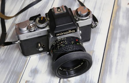 Téléchargez les photos : Viersen, Allemagne - 9 juin. 2023 : Gros plan de Minolta XE-5 seule lentille isolée appareil photo réflexe à film analogique de 1975 - en image libre de droit