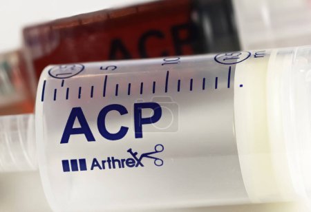 Foto de Viersen, Alemania - 9 de octubre. 2023: Primer plano de la doble jeringa Arthrex ACP para la producción de plasma rico en plaquetas autólogas, PRP, a partir de sangre propia - Imagen libre de derechos