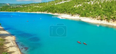 Téléchargez les photos : Beau lac bleu turquoise de la vallée du Verdon, canots et bateaux, plages de sable - Lac de Sainte Croix, France - en image libre de droit