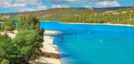 Téléchargez les photos : Beau lac bleu turquoise de la vallée du Verdon, collines verdoyantes, plage de sable - Lac de Sainte Croix, Verdon, France - en image libre de droit