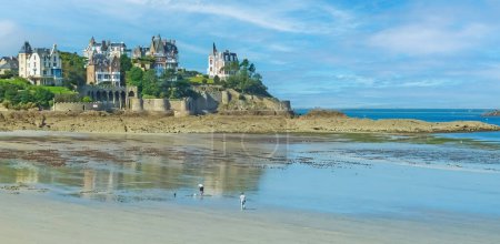 Téléchargez les photos : Beau village breton à la plage de la baie atlantique pendant la marée basse du matin - Dinard, Bretagne, France - en image libre de droit