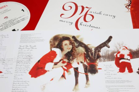 Foto de Viersen, Alemania - 9 de octubre. 2023: Primer plano de Mariah Carey álbum de navidad feliz con éxito canción Todo lo que quiero es que - Imagen libre de derechos