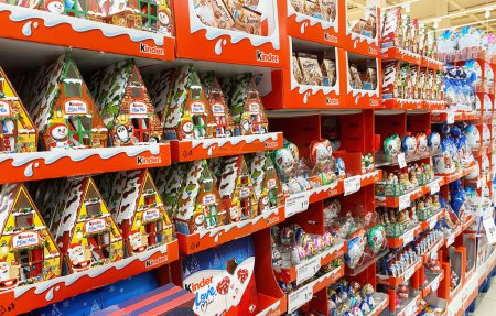 Téléchargez les photos : Viersen, Allemagne - 23 novembre. 2023 : Placement de produits sucrés au chocolat saisonniers sur des étagères bien approvisionnées pendant la saison de Noël dans un supermarché allemand - en image libre de droit