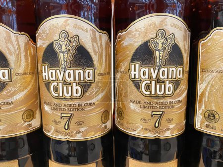 Téléchargez les photos : Viersen, Allemagne - 23 novembre. 2023 : Gros plan de Havana club édition spéciale 7 ans bouteilles de rhum - en image libre de droit