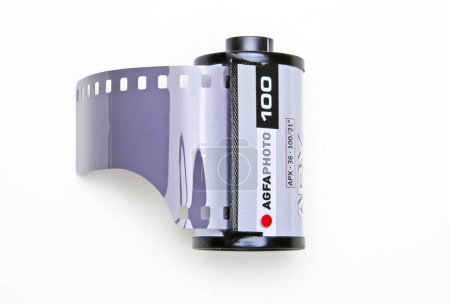 Téléchargez les photos : Viersen, Allemagne - 9 juin. 2023 : Gros plan d'un rouleau de film négatif 35 mm analogique noir et blanc isolé Agfa APX - en image libre de droit