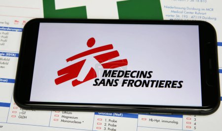 Foto de Viersen, Alemania - 9 de julio. 2023: Primer plano del smartphone con logo de Medecins sin fronteras - Imagen libre de derechos