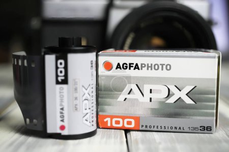 Téléchargez les photos : Viersen, Allemagne - 9 juin. 2023 : Gros plan d'Agfa APX noir et blanc 35 mm ISo 100 rouleau de film de caméra - en image libre de droit