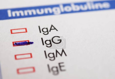Téléchargez les photos : Viersen, Allemagne - 9 mai. 2023 : Gros plan de la feuille de laboratoire pour les diagnostics médicaux immunglobulines test sanguin - en image libre de droit