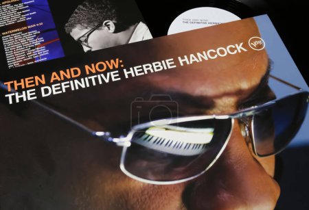 Foto de Viersen, Alemania - 9 de mayo. 2023: Primer plano álbum de vinilo portada del músico de jazz Herbie Hancock Then and Now - Imagen libre de derechos