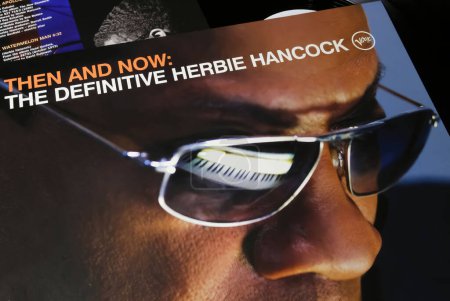 Téléchargez les photos : Viersen, Allemagne - 9 mai. 2023 : Couverture de l'album vinyle du musicien de jazz Herbie Hancock Then and Now - en image libre de droit
