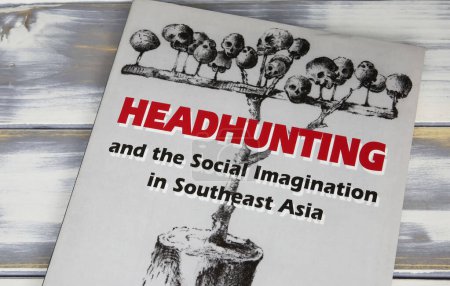 Foto de Viersen, Alemania - 9 de mayo. 2023: Libro sobre el contexto cultural y la imaginación social de Headhunting en el sudeste asiático por la antropóloga Janet Hoskins - Imagen libre de derechos