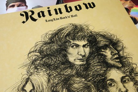 Téléchargez les photos : Viersen, Allemagne - 9 mai. 2023 : Couverture vinyle de l'album du groupe de rock rainbow Long Live Rock n Roll de 1978 - en image libre de droit
