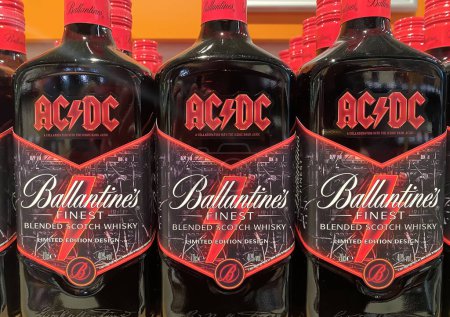 Foto de Viersen, Alemania - 9 de diciembre. 2023: Primer plano de las botellas de whisky Ballantine, edición especial de la banda de rock AC DC - Imagen libre de derechos