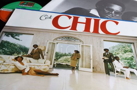 Foto de Viersen, Alemania - 9 de mayo. 2023: Billboards Hit album of the year funk disco vinyl cover C est Chic from 1978 - Imagen libre de derechos