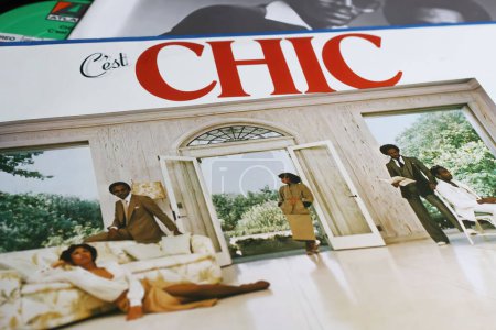 Foto de Viersen, Alemania - 9 de mayo. 2023: Billboards Hit album of the year funk disco vinyl cover C est Chic from 1978 - Imagen libre de derechos