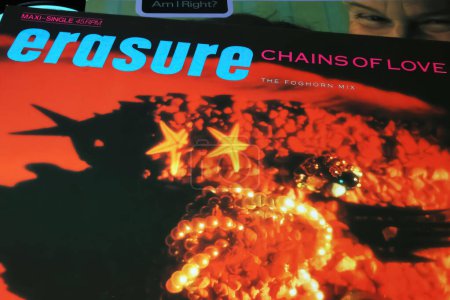 Téléchargez les photos : Viersen, Allemagne - 9 mai. 2023 : Closeup of synth pop duo Erasure vinyl record maxi hit single cover Chains of love de 1988 - en image libre de droit
