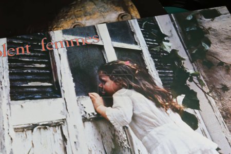 Foto de Viersen, Alemania - 9 de mayo. 2023: Primer plano de la banda estadounidense de folk punk Violent Femmes vinilo álbum debut portada de 1983 - Imagen libre de derechos