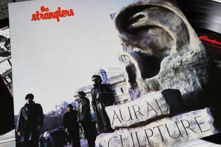 Foto de Viersen, Alemania - 9 de mayo. 2023: Primer plano de la banda británica de punk rock The Stranglers vinyl cover del álbum Aural Sculpture de 1984 - Imagen libre de derechos