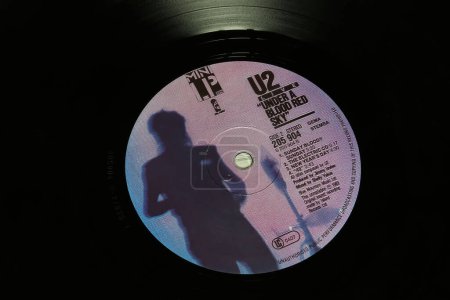 Téléchargez les photos : Viersen, Allemagne - 9 mai. 2023 : Closeup of U2 band vinyl record live album label Under a blood red sky de 1983 - en image libre de droit