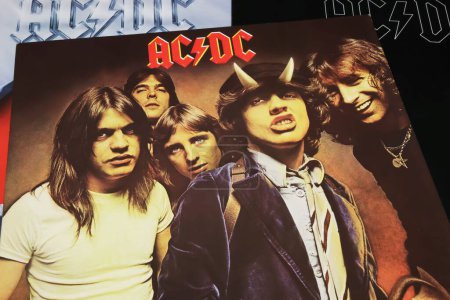 Foto de Viersen, Alemania - 9 de mayo. 2023: Primer plano de la portada del álbum de vinilo de la banda AC DC Highway to Hell desde 1979 - Imagen libre de derechos