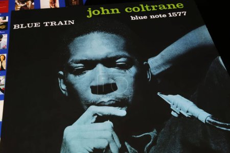 Foto de Viersen, Alemania - 9 de mayo. 2023: Primer plano de la portada del álbum de vinilo John Coltrane Blue Train de 1957 - Imagen libre de derechos