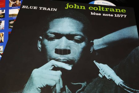 Téléchargez les photos : Viersen, Allemagne - 9 mai. 2023 : Gros plan sur la pochette de l'album vinyle John Coltrane Blue Train de 1957 - en image libre de droit