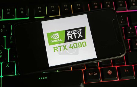 Téléchargez les photos : Viersen, Allemagne - 9 janvier. 2024 : Gros plan de smartphone sur clavier PC avec lettrage logo de Nvidia Geforce RTX 4090 GPU - en image libre de droit