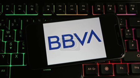 Téléchargez les photos : Viersen, Allemagne - 9 janvier. 2024 : Gros plan du smartphone sur le clavier pc avec lettrage logo de BBVA Banco Bilbao Vizcaya Argentaria - en image libre de droit