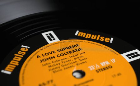 Foto de Viersen, Alemania - 9 de enero. 2023: Primer plano del sello discográfico John Coltrane vinyl jazz Un amor supremo con el logotipo de la compañía Impulse - Imagen libre de derechos