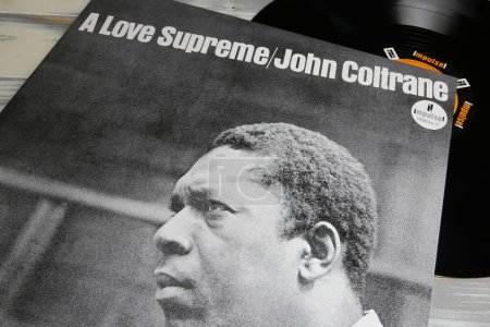 Foto de Viersen, Alemania - 9 de enero. 2023: Primer plano del saxofonista de jazz John Coltrane best seller vinilo álbum de tapa de vinilo A Love Supreme de 1965 - Imagen libre de derechos