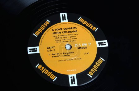 Téléchargez les photos : Viersen, Allemagne - 9 janvier. 2023 : Gros plan de John Coltrane label d'album de jazz vinyle Un amour suprême avec logo lettrage de la société Impulse - en image libre de droit