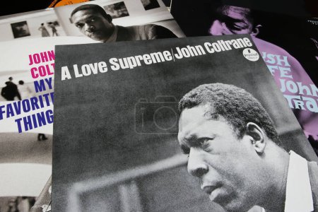 Téléchargez les photos : Viersen, Allemagne - 9 janvier. 2023 : Gros plan du saxophoniste de jazz John Coltrane best-seller pochette de l'album A Love Supreme de 1965 - en image libre de droit