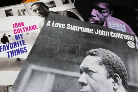 Foto de Viersen, Alemania - 9 de enero. 2023: Primer plano del saxofonista de jazz John Coltrane best seller vinilo álbum de tapa de vinilo A Love Supreme de 1965 - Imagen libre de derechos
