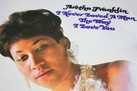 Foto de Viersen, Alemania - 9 de enero. 2024: Primer plano de la portada del disco de vinilo de Aretha Franklin I Never Loved a Man the Way I Love You desde 1967 - Imagen libre de derechos