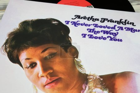Foto de Viersen, Alemania - 9 de enero. 2024: Primer plano de la portada del disco de vinilo de Aretha Franklin I Never Loved a Man the Way I Love You desde 1967 - Imagen libre de derechos