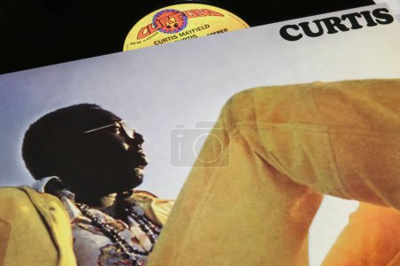 Téléchargez les photos : Viersen, Allemagne - 9 janvier. 2024 : Closeup of soul singer Curtis Mayfield vinyl first album record cover from 1970 - en image libre de droit