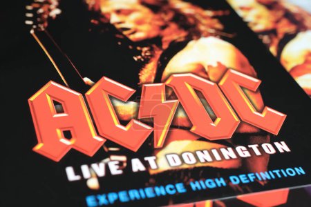 Foto de Viersen, Alemania - 9 de enero. 2024: Primer plano de la portada del álbum de la banda AC / DC en DVD Live in Donington 1991 - Imagen libre de derechos