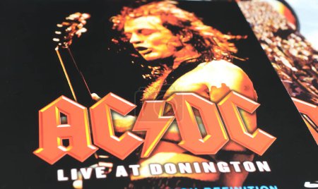 Foto de Viersen, Alemania - 9 de enero. 2024: Primer plano de la portada del álbum de la banda AC / DC en DVD Live in Donington 1991 - Imagen libre de derechos