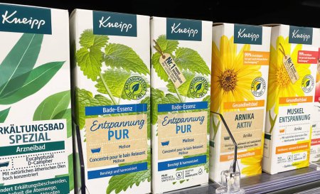 Foto de Viersen, Alemania - 9 de enero. 2024: Primer plano de Kneipp aditivos de baño de salud en el estante del supermercado alemán - Imagen libre de derechos