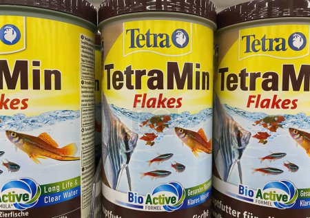 Téléchargez les photos : Viersen, Allemagne - 9 janvier. 2024 : Gros plan de boîtes de conserve Tetramin Flakes nourriture pour poissons d'aquarium ornemental dans l'étagère du supermarché allemand - en image libre de droit