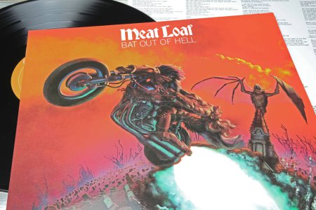 Téléchargez les photos : Viersen, Allemagne - 9 janvier. 2024 : Gros plan du chanteur rock Meat Loaf vinyl couverture de l'album Bat out of hell de 1977 - en image libre de droit