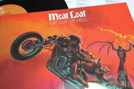 Téléchargez les photos : Viersen, Allemagne - 9 janvier. 2024 : Gros plan du chanteur rock Meat Loaf vinyl couverture de l'album Bat out of hell de 1977 - en image libre de droit