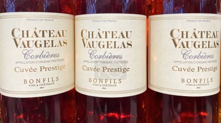 Téléchargez les photos : Viersen, Allemagne - 9 janvier. 2024 : Gros plan des bouteilles Château Vaugelas vin rose français dans l'étagère du magasin allemand - en image libre de droit