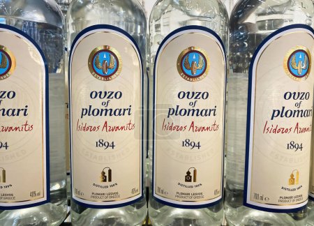 Téléchargez les photos : Viersen, Allemagne - 9 janvier. 2024 : Gros plan de bouteilles grecques Ouzo de Plomari dans l'étagère du magasin allemand - en image libre de droit