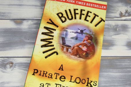 Téléchargez les photos : Viersen, Allemagne - 9 janvier. 2024 : Gros plan de Jimmy Buffett couverture du livre A Pirate look at Fifty - en image libre de droit