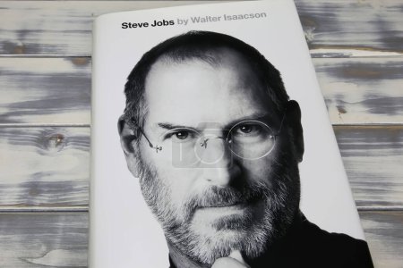 Téléchargez les photos : Viersen, Allemagne - 9 janvier. 2024 : Gros plan sur Walter Isaacson couverture de livre, biographie et portrait du fondateur de Steve Jobs Apple - en image libre de droit